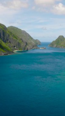 Tapiutan Adası ve Matinloc Adası manzaralı mavi deniz. El Nido, Palawan. Filipinler. Dikey görünüm.