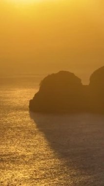 El Nido, Palawan 'da güzel bir turuncu gökyüzü. Adalar ve Deniz üzerinde gün batımı. Filipinler. Dikey görünüm.