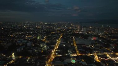 Gece aydınlatmalı sokak ışıklarıyla şehir. Davao Şehri. Mindanao, Filipinler.
