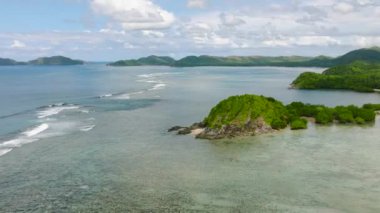 Okyanus dalgalarıyla adanın drone görüntüsü. Busuanga, Palawan 'da saydam deniz suyu. Filipinler.