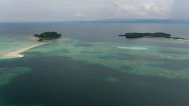 Barobo, Surigao del Sur 'da kumlu plajlı tropik adalar. Filipinler.