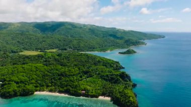 Turkuaz deniz suyu ve mercanlarla dolu San Pedro Plajı Tatil Köyü. Romblon, Romblon. Filipinler.