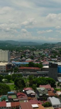 Güzel ticari binaları olan Davao City 'nin hava aracı. Filipinler. Dikey görünüm.