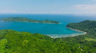 El Nido, Palawan 'da plajı olan tropikal adadaki yeşil bitkilerin havadan görünüşü. Filipinler.