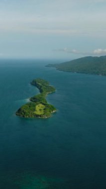 Samal Adası 'ndaki Ligid Adası insansız hava aracı araştırması. Davao, Filipinler. Deniz Burnu. Dikey görünüm.