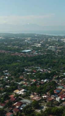 Sisli orman ve dağın tepesindeki bulutlar. Tropik Rianforest ekosistemi, doğa arka plan görüntüleri. Mindanao, Filipinler. Dikey görünüm.