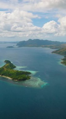 Kumsalı ve mavi denizi olan Dimanglet Adası. Coron, Palawan. Filipinler. Seyahat konsepti. Dikey görünüm.