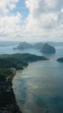 El Nido, Palawan, yukarıdan bakın. Sahile yakın bir yerleşim yeri. Filipinler. Dikey görünüm.