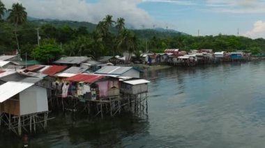 Zamboanga del Sur 'da kıyı kasabası balıkçıları. Stilt evleri. Mindanao, Filipinler.