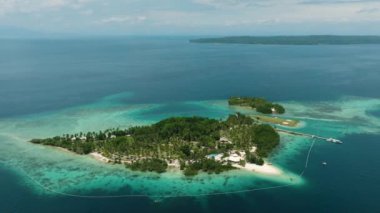 Samal 'daki Malipano Islets' in havadan görüntüsü. Davao, Filipinler. Deniz Burnu.