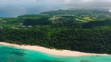 Beyaz kumlu, turkuaz deniz suyu ve mercanlı Puka Deniz Kabuğu Sahili. Boracay Adası. Filipinler.