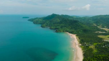 Dagmay Sahili 'ndeki turkuaz dalgaların insansız hava aracı görüntüsü. El Nido, Palawan. Filipinler.