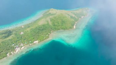 Logbon Adası 'nın üstü sislerle kaplı turkuaz kıyı şeridiyle kaplı. Romblon, Filipinler.