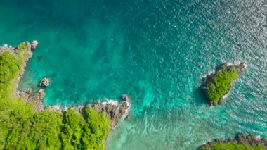Carabao Adası 'nın kıyı bölgesinde turkuaz deniz suyu. San Jose, Romblon. Filipinler.