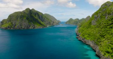Tapiutan Adası ve Matinloc Adası manzaralı mavi deniz. El Nido, Palawan. Filipinler.