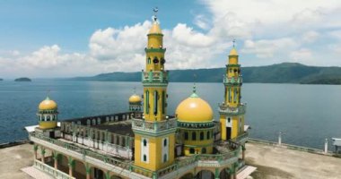 Lanao del Sur 'da Linuk Mescid camii ve Lanao Gölü ile tropik manzara. Mindanao, Filipinler.