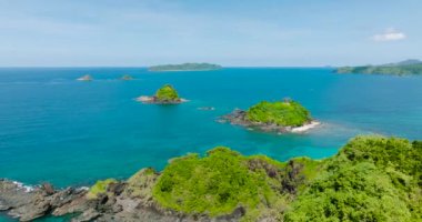 Nacpan Sahili 'ndeki küçük adaların havadan görünüşü. Bolog Adaları ve Bury Adaları. El Nido, Palawan. Filipinler.
