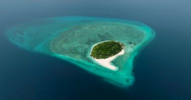 Turkuaz su ve derin mavi deniz. Mantigue Adası. Camiguin, Filipinler.