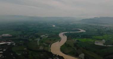 Nehir kenarında çeltik pirinç tarlaları olan dağ tarlaları. Bukidnon, Filipinler. Mindanao..
