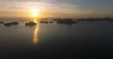 El Nido 'daki adalar üzerinde Sunset' in hava aracı. Palawan 'da. Filipinler.