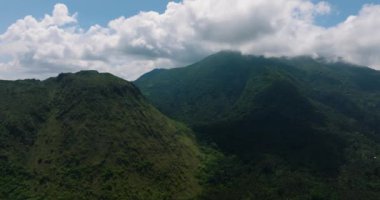 Yeşil tepe ve ormanlı dağ manzarası. Camiguin Adası. Filipinler.
