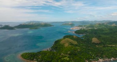 Coron 'un insansız hava aracı görüntüsü, Palawan. Mavi gökyüzü ve bulutlar. Filipinler.