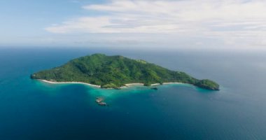 Mavi denizle çevrili Cobrador Adası. Romblon, Filipinler. Seyahat kavramı.