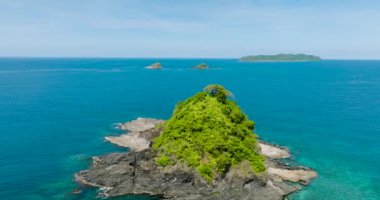 Nacpan Sahili yakınlarındaki küçük adaların insansız hava aracı görüntüsü. Bolog Adaları ve Bury Adaları. El Nido, Palawan. Filipinler.