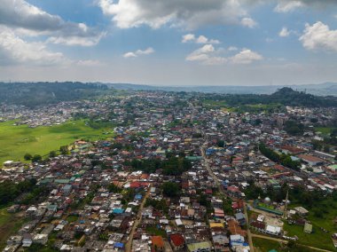 Drone, Marawi 'de şehrin üstünden ateş etti. Lanao del Sur. Mindanao, Filipinler. Şehir manzarası.