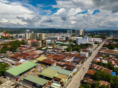 Şehir manzarası, modern binalar ve küçük evler. Mavi gökyüzü ve bulutlar. Cagayan de Oro. Mindanao, Filipinler.