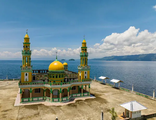 Linuk Mescidi, Lanao del Sur 'daki camii. Mindanao, Filipinler. Hava görüntüleri.