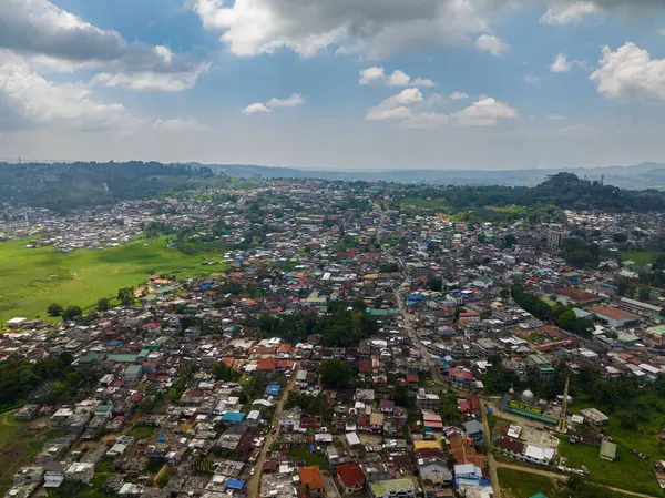 Drone, Marawi 'de şehrin üstünden ateş etti. Lanao del Sur. Mindanao, Filipinler. Şehir manzarası.