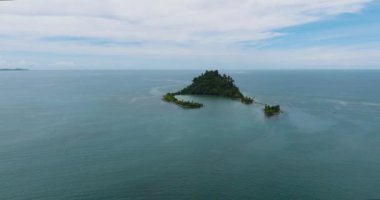 Güzel Cabugao Adası yeşil ağaçlı C harfi formasyonunda. Mindanao, Filipinler. Seyahat ve yaz konsepti..