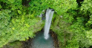 Katibawasan Şelalesi 'nde yemyeşil sularla çevrili soğuk ve tatlı su vardı. Camiguin Adası. Filipinler.