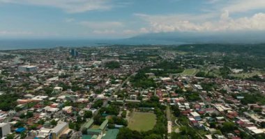 Duvarda, Davao şehrinin bu çarpıcı manzarasına uç. Mindanao, Filipinler.