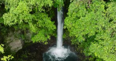 Bereketli yeşilliklerle çevrili soğuk ve tatlı suyla Tuasan Şelalesi. Camiguin Adası. Filipinler.
