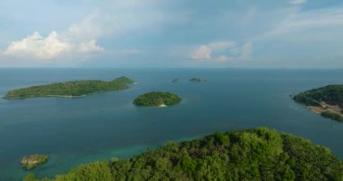 Turkuaz su ve mercanlarla bir zamanlar Islas 'ın havadan görünüşü. Zamboanga 'da. Mindanao, Filipinler.