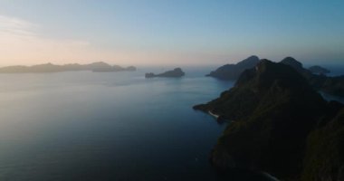 El Nido 'daki Helikopter Adası' nda gün batımı. Filipinler, Palawan 'da alacakaranlıkta tropikal adalar.