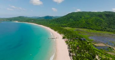 Okyanus dalgalarının kumlu sahile dokunuşunun güzel manzarası. El Nido, Palawan 'daki Nacpan Plajı. Filipinler.