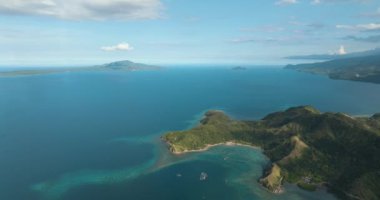 Mavi deniz ve turkuaz su adası olan tropik bir ada. Mavi gökyüzü ve bulutlar. Mati, Davao Oriental. Filipinler.