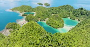 Güzel adaları ve turkuaz gölleri olan tropik bir ada. Mindanao, Filipinler. Yaz ve seyahat konsepti.