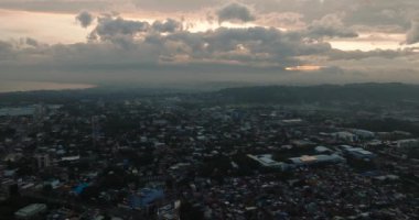 Şehir ve alacakaranlık bulutlu günbatımı. Davao Şehri. Mindanao, Filipinler.