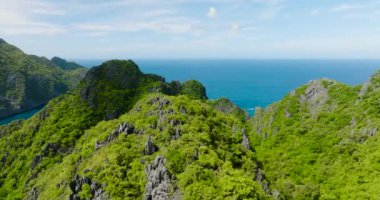 Çok güzel kaya yapıları olan bir dağ. Matinloc Adası. El Nido, Palawan. Filipinler.