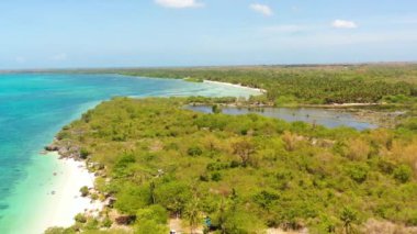 Filipinler, Cebu 'daki Bantayan Adası. Beyaz kumlu Sandira Sahili 'nin havadan görünüşü..