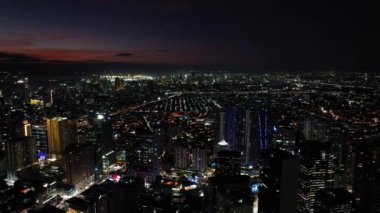 Makati 'deki İş Merkezi Bölgesi, gece görüşü. Metro Manila Skyline. Filipinler.