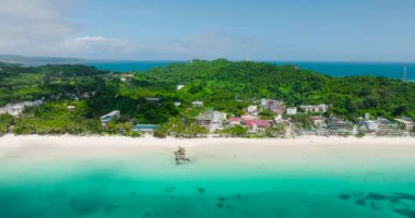 Beyaz kumlu ve kristal berrak sulu kumsal manzarası. Boracay Adası. Filipinler.