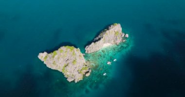 Tekneler İkiz Kayalar 'ın yakınında yüzüyor. El Nido, Filipinler 'deki Miniloc Adası. Palawan.