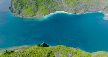 Tapiutan Adası ile Matinloc Adası arasında sahili olan güzel Mavi Deniz. El Nido, Palawan. Filipinler.