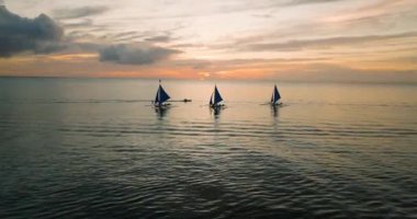 Günbatımı geçmişli güzel yelkenli manzarası. Boracay Adası. Filipinler.