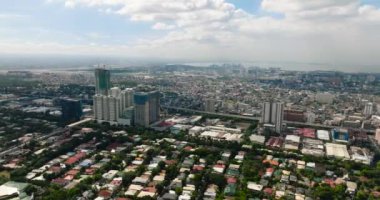 Manila Cityscape binaları ve yerleşim alanları olan sahil şehri. Filipinler.